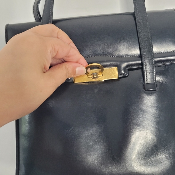 Vintage black faux leather handbag with multiple pockets - Picture 6 of 16